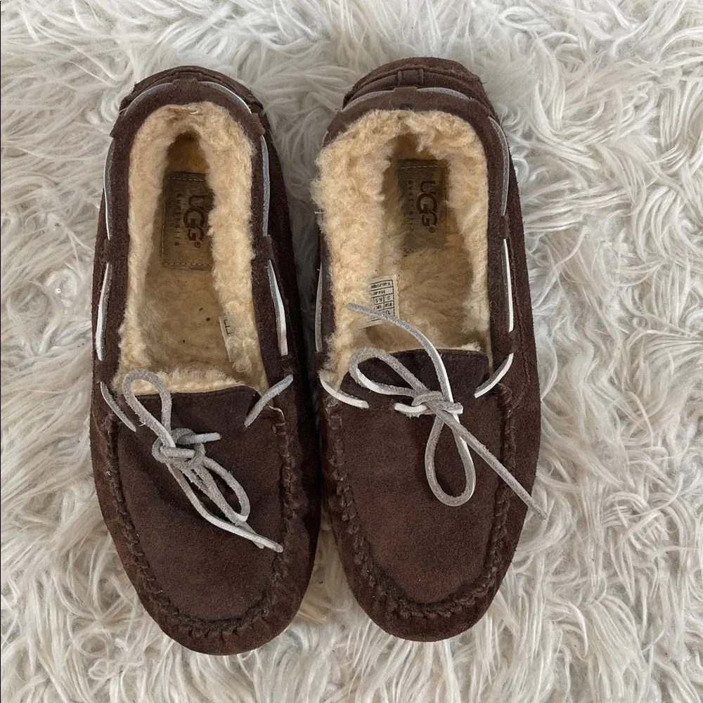 UGG AUSTRALIA DAKOTA 5133 SUEDE LEATHER SIZE 8 BROWN MOCCASIN SLIP ON SLIPPERS - Picture 2 of 11
